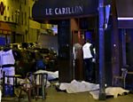 Corpos cobertos com lençóis são vistos em calçada de restaurante em Paris, França