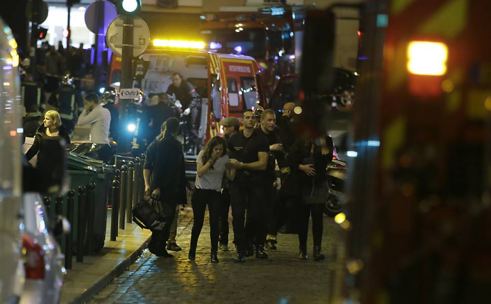 Ataques com tiros e explosões deixa mortos em Paris