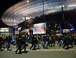 Torcedores deixam o Stade de France, em Paris, após o jogo com m a Alemanha. Apesar de explosões próximas ao estádio, partida não foi interrompida