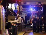 Socorristas atendem vítimas de um dos ataques em Paris na noite de sexta (13)