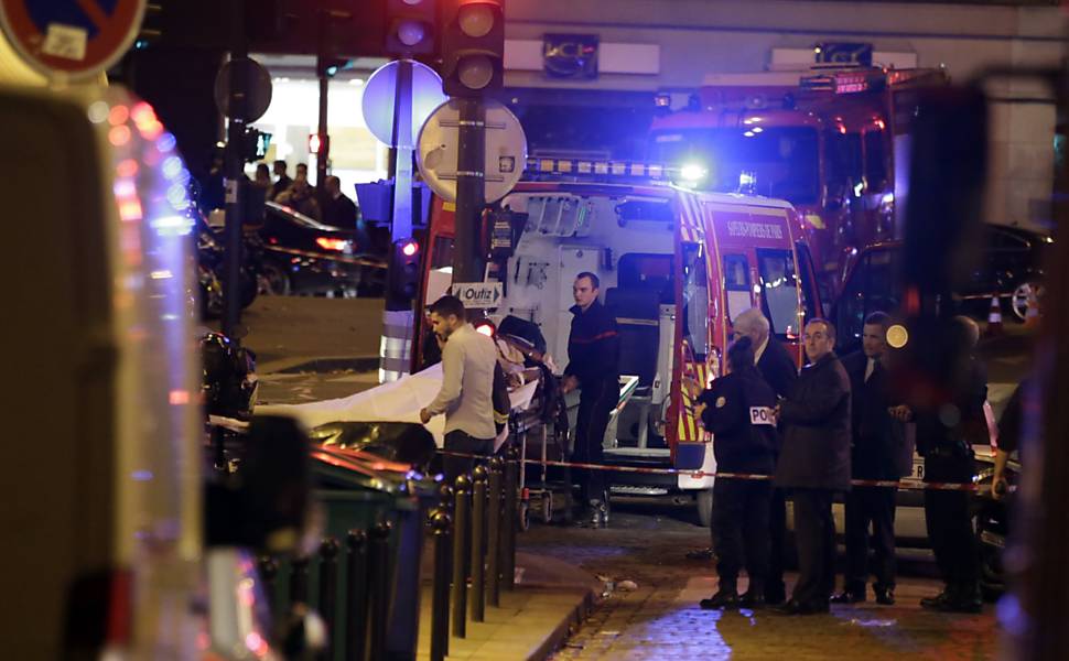 Ataques com tiros e exploses em Paris