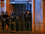 Bombeiros fazem a segurança de área próxima a casa de espetáculos Bataclan, onde há reféns