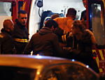 Socorristas atendem um ferido após ataques em Paris na noite de sexta (13)