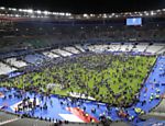 Após ataques em Paris, torcedores ficam no campo do Stade de France, onde acontecia amistoso entre França e Alemanha