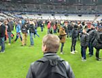 Após ataques em Paris, torcedores ficam no campo do Stade de France, onde acontecia amistoso entre França e Alemanha