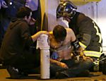 Bombeiros atendem homem ferido próximo à casa de shows Bataclan, em Paris