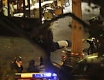 Policial observa o corpo de uma das vítimas do atentado em frente à casa de shows Bataclan, em Paris, onde centenas de pessoas são mantidas reféns