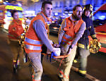 Mulher ferida é socorrida após ataque à casa de shows Bataclan, em Paris