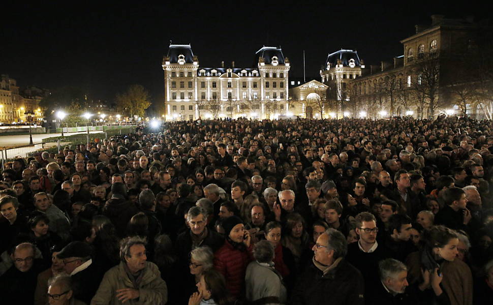 Homenagens às vitimas dos atentados de Paris