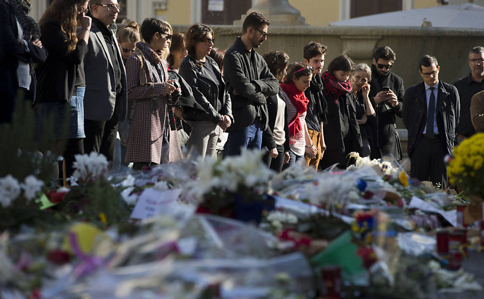 Minuto de sil�ncio pelas v�timas dos atentados em Paris