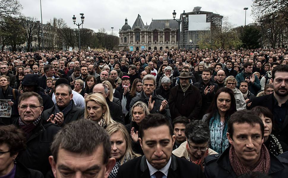 Minuto de silncio pelas vtimas dos atentados em Paris