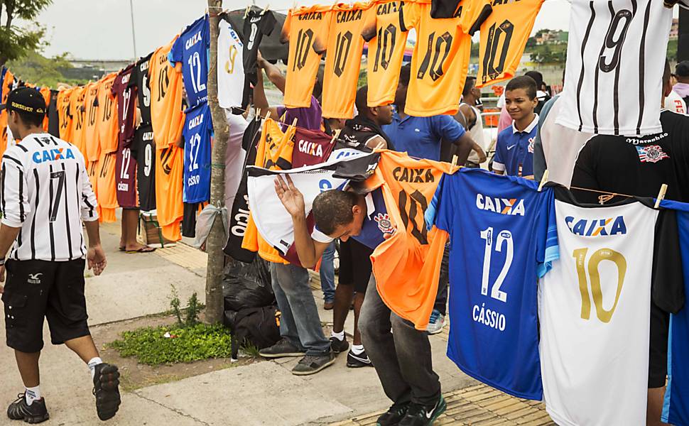 Ambulantes vendem camisas do Corinthians