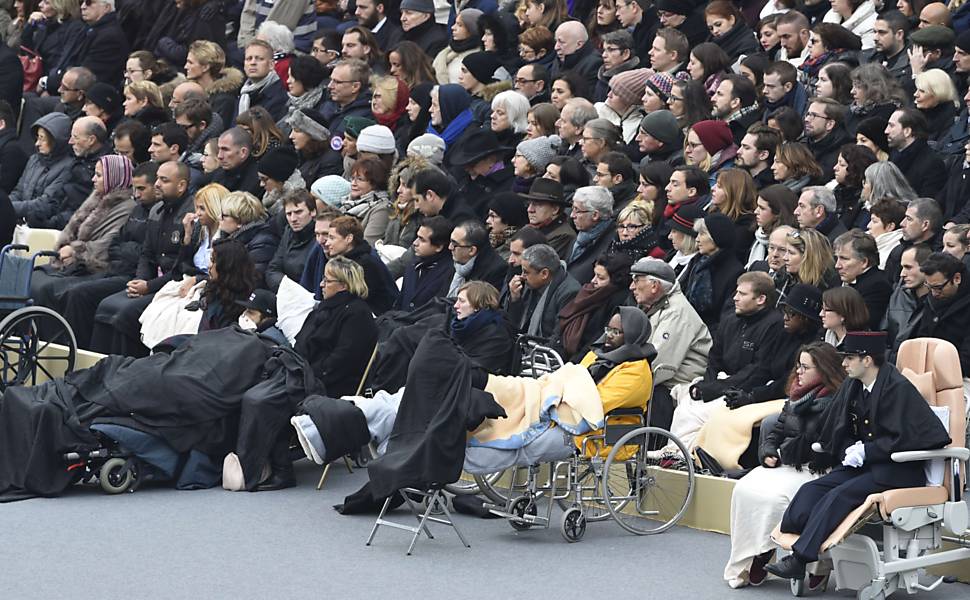 Frana faz cerimnia em homenagem a vtimas de ataques