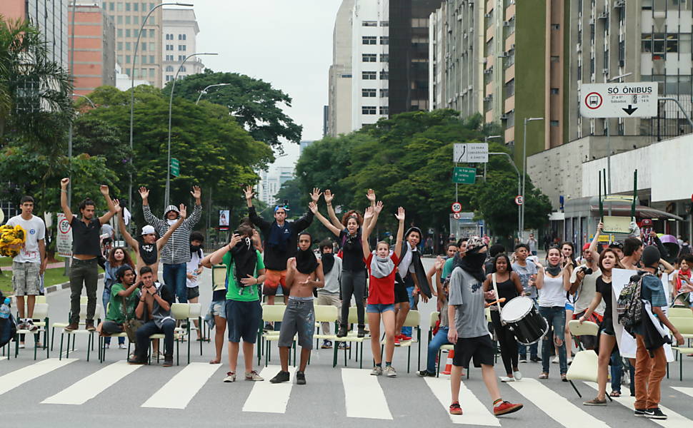 Estudantes protestam contra reorganizao das escolas