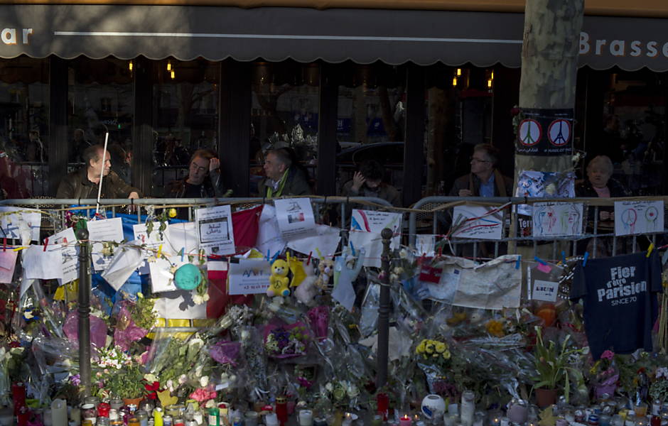 Caf em Paris reabre aps atentados