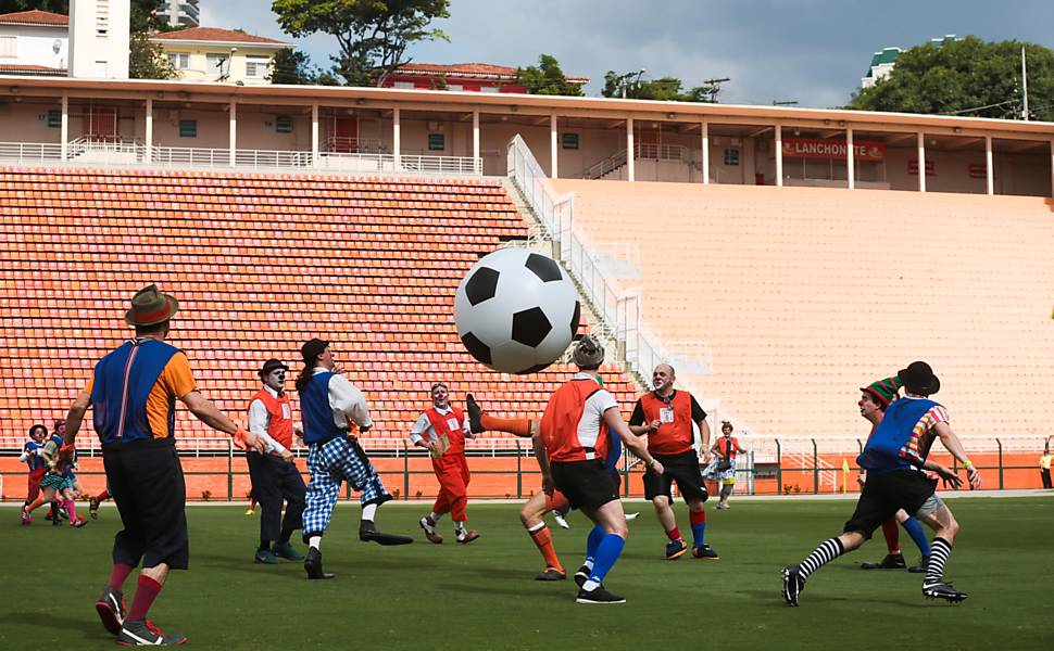 Futebol de palhaos no Pacaembu
