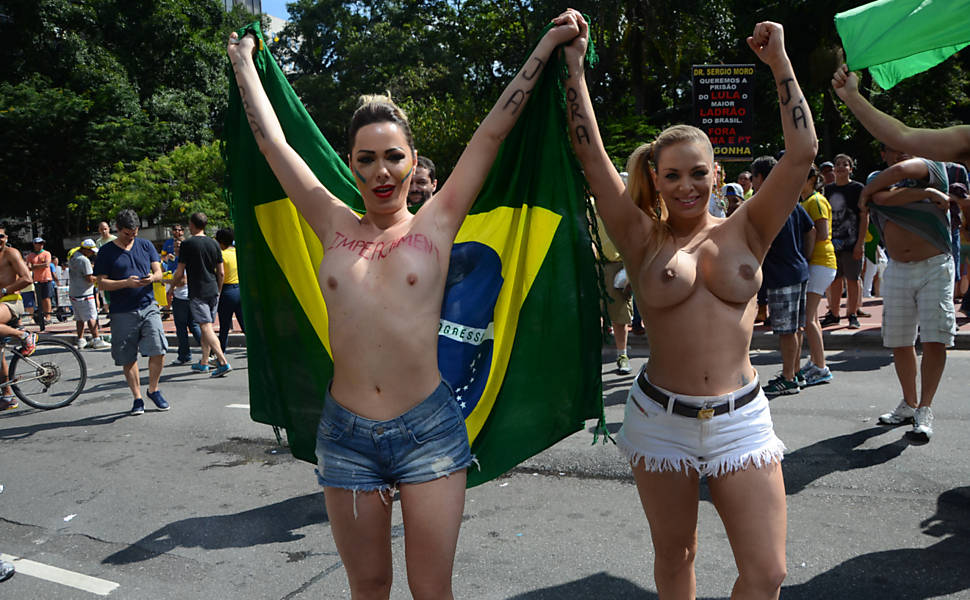 A modelo Juliana Isen, a Musa do Impeachment, e Jéssica Lopes, a Peladona de Congonhas, são detidas em manifestação na Paulista