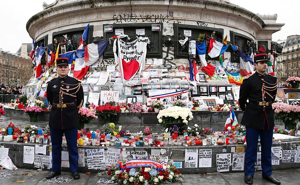 Homenagem em Paris s vtimas dos atentados 