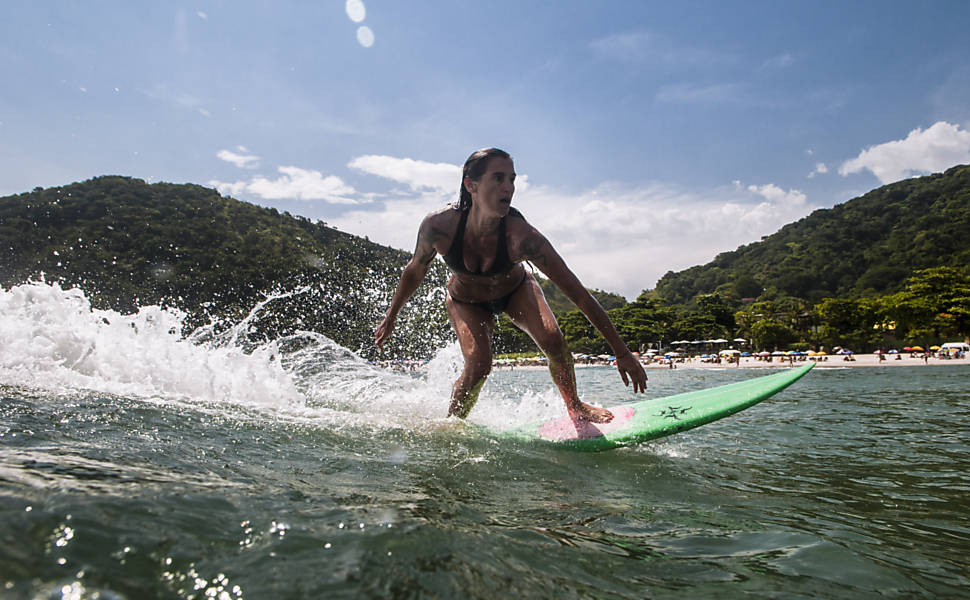 Mulheres na onda do surfe
