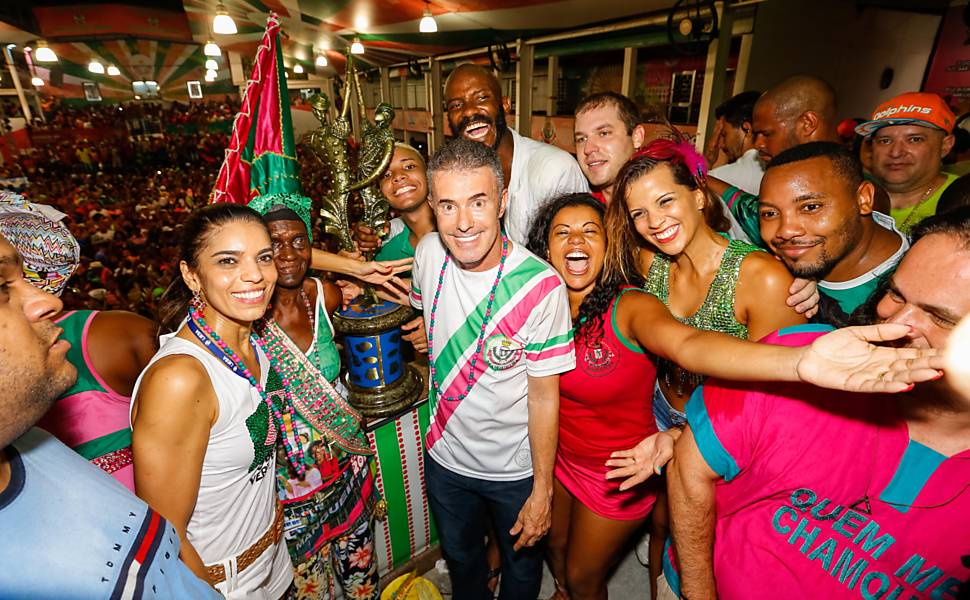 586789-970x600-1 Mangueira é campeã do carnaval 2016 com homenagem a Bethânia
