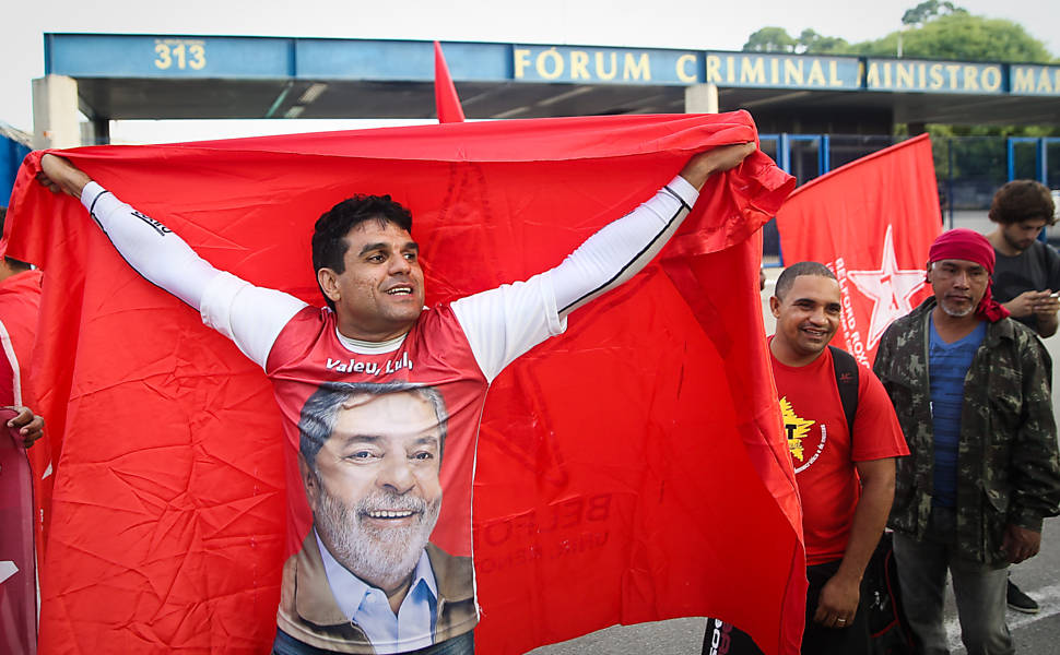 Grupos a favor e contra Lula protestam em frente a frum