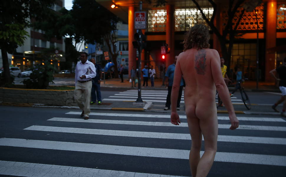 Manifestantes protestam nus contra lei de zoneamento