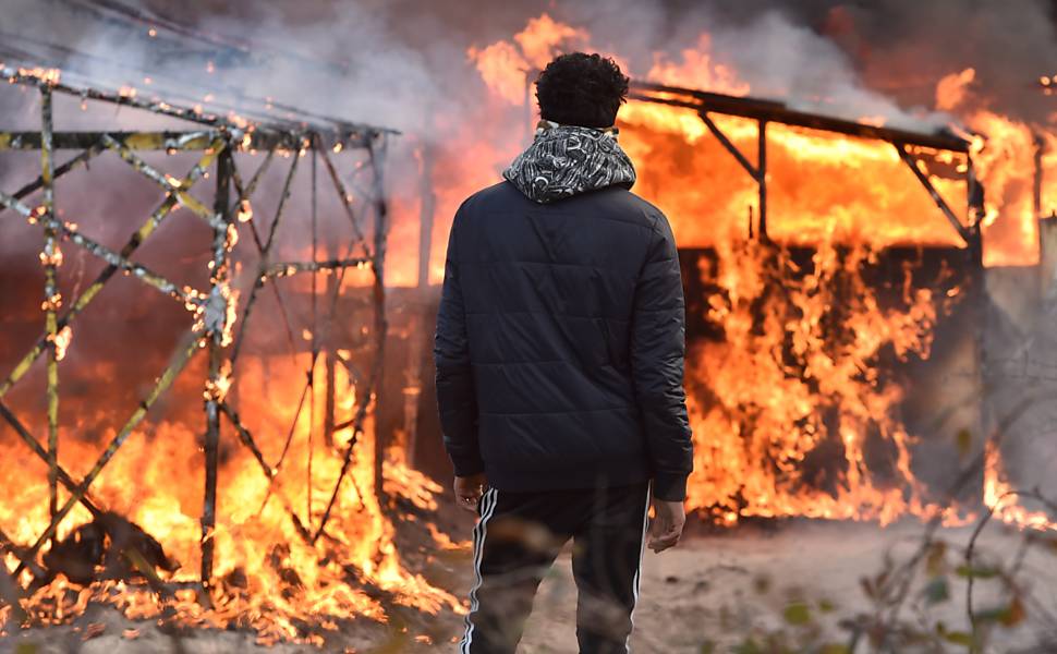 França desmonta parte de acampamento em Calais