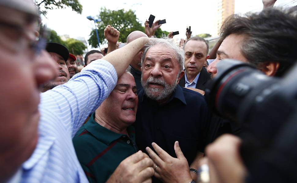 PF faz operao na casa do ex-presidente Lula, na Grande SP