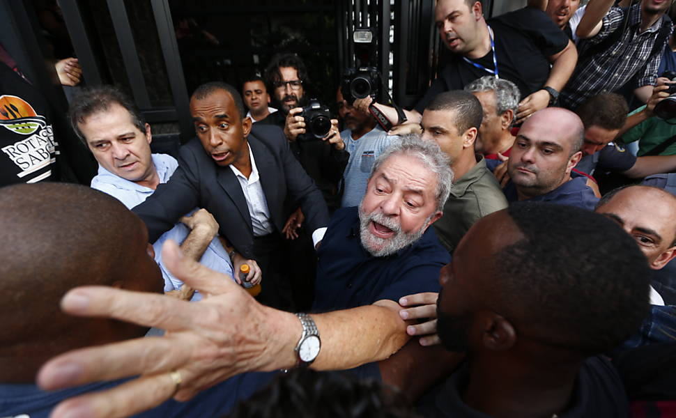 PF faz operao na casa do ex-presidente Lula, na Grande SP