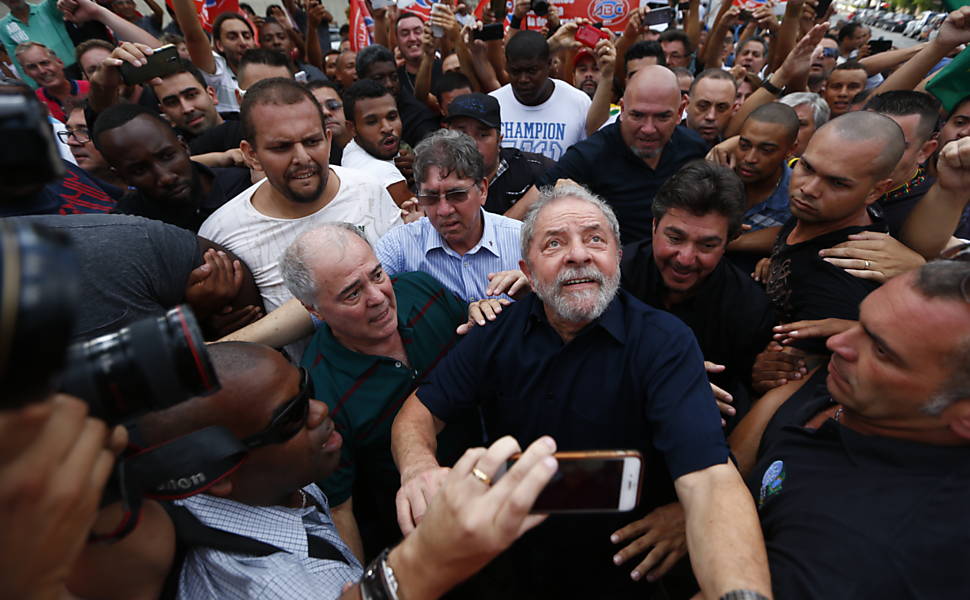 PF faz operação na casa do ex-presidente Lula, na Grande SP