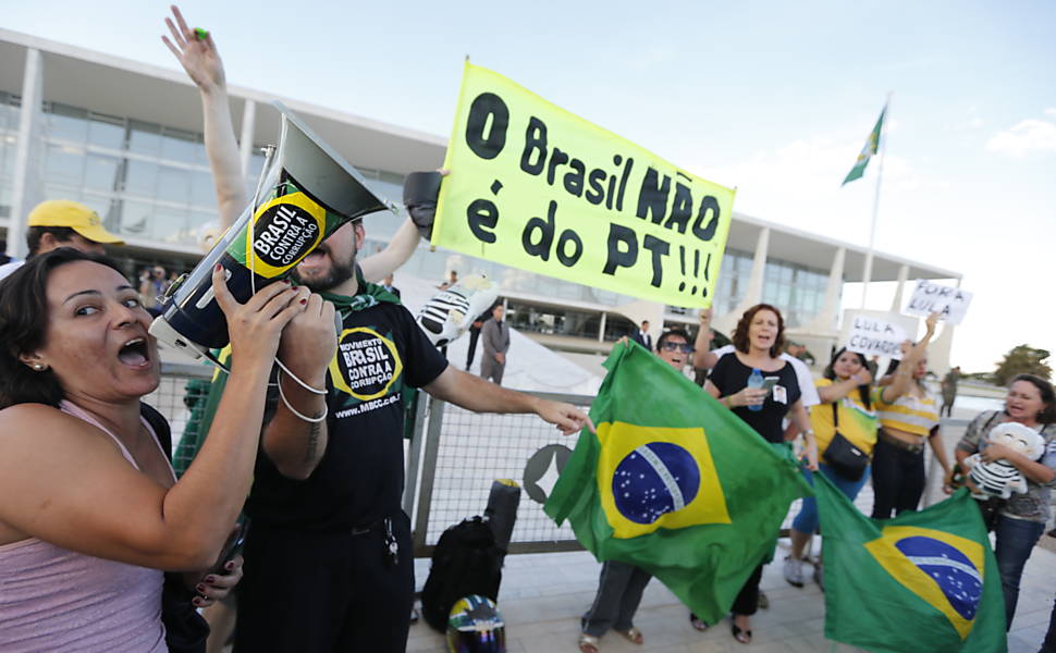 Grupos pró-impeachment protestam no Planalto