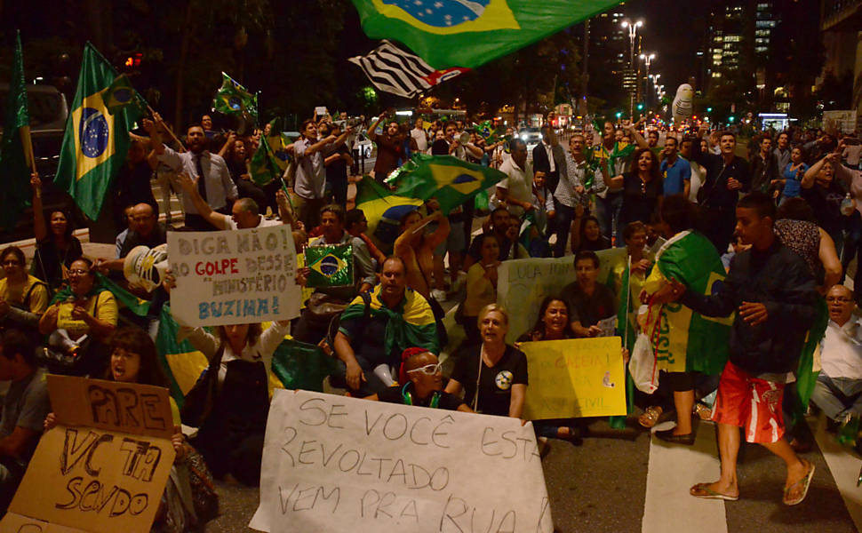 Grupo anti-Dilma faz ato contra nomeação de Lula em SP