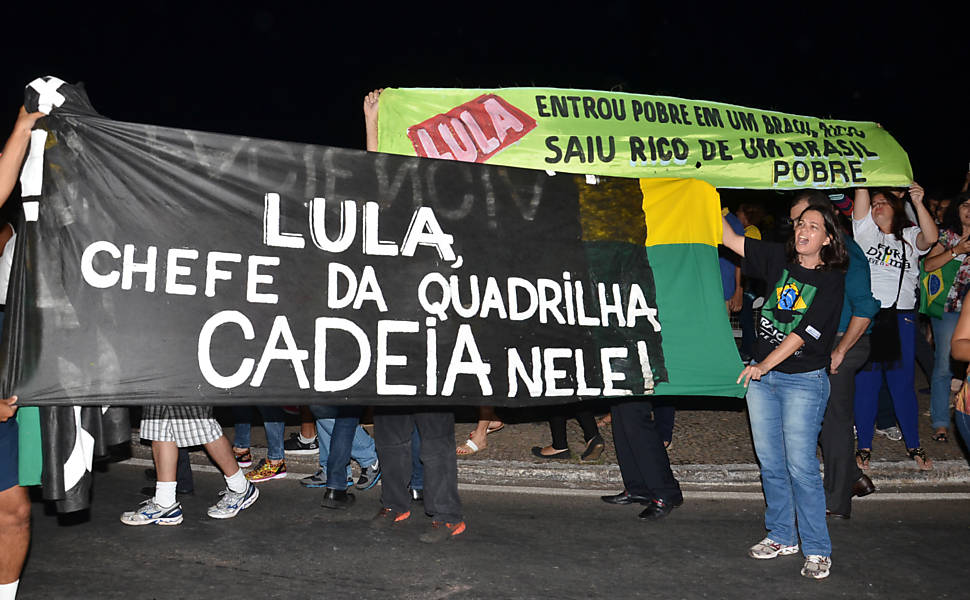 Grupos pr-impeachment protestam no Planalto