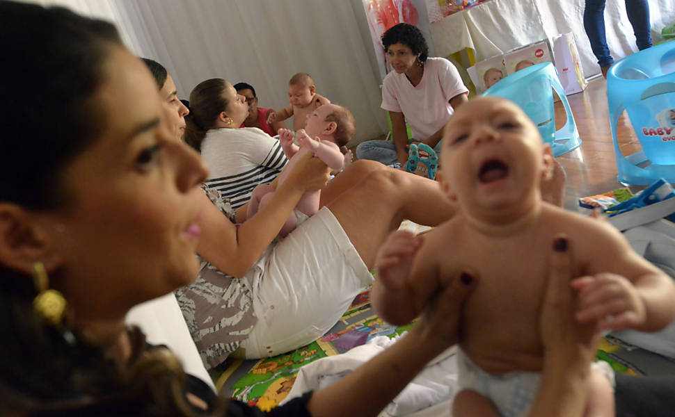 Massagem em bebs com microceflia
