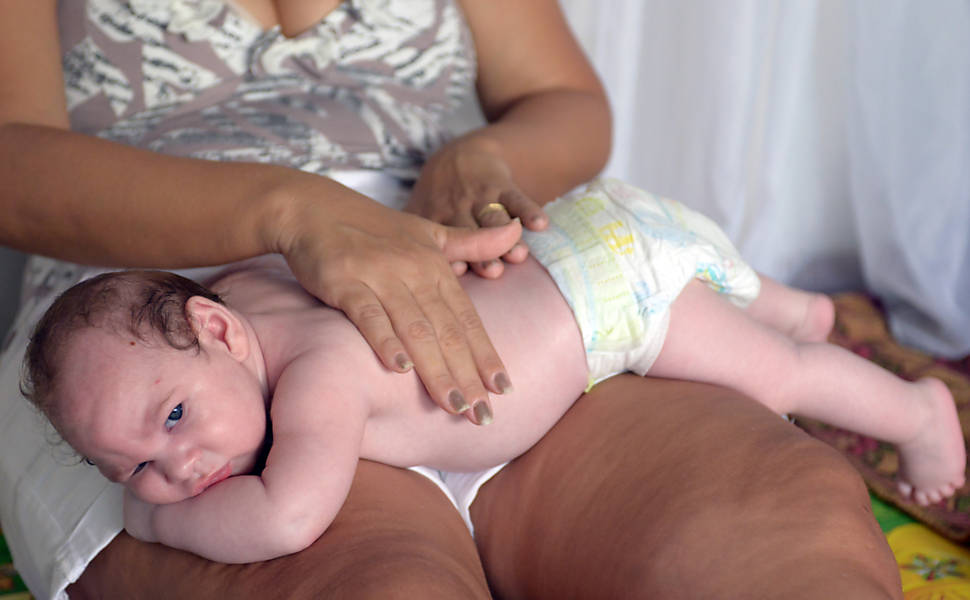 Massagem em bebs com microceflia