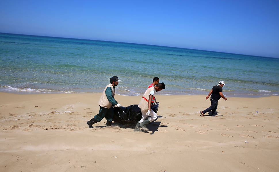 Corpos de imigrantes são achados em praia da Líbia