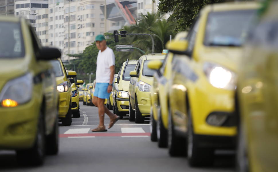 Taxistas protestam contra o Uber no Rio