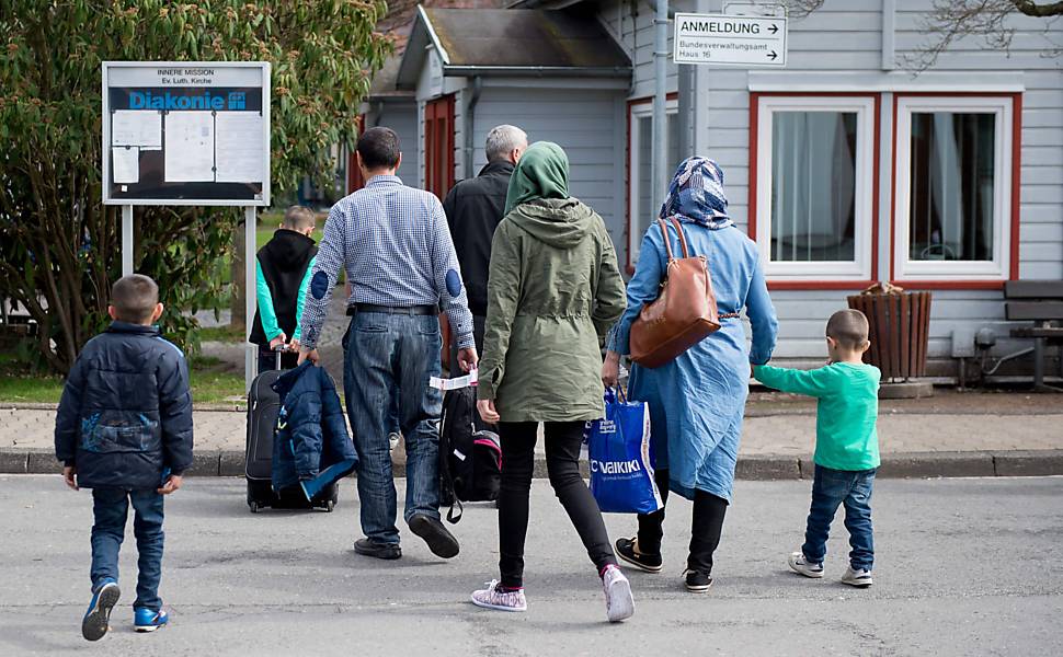 Migrantes e refugiados chegam à Europa 