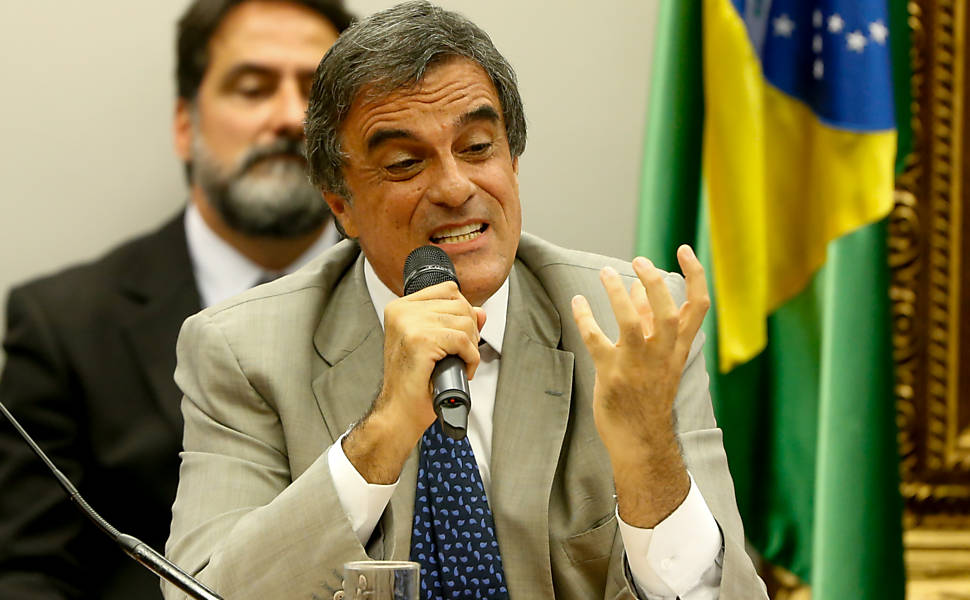 José Eduardo Cardozo apresenta defesa da presidente Dilma