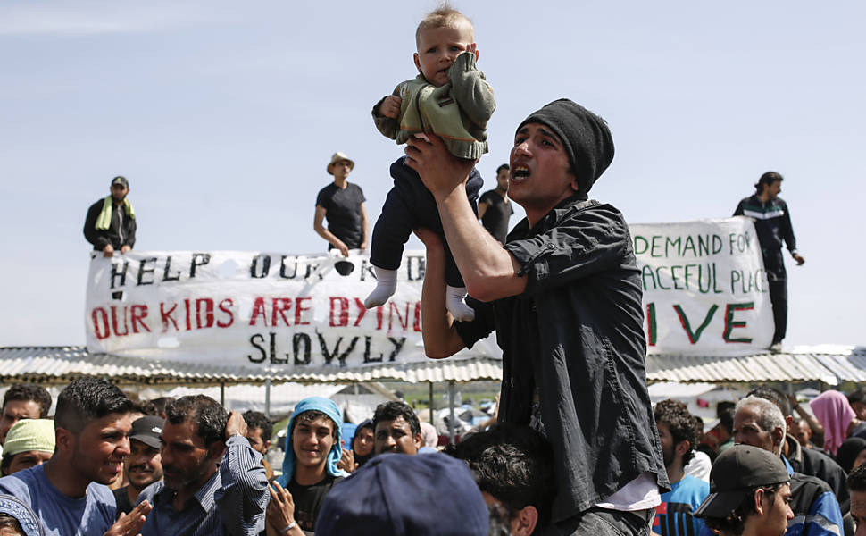 Refugiados e migrantes fazem protesto na fronteira da Grcia
