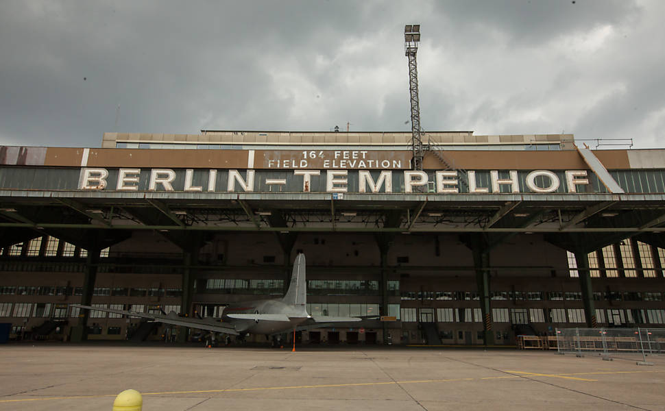 Aeroporto abriga refugiados na Alemanha