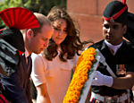 Kate Middleton e o príncipe William depositam coroa de flores no monumento Porta da Índia, em Nova Deli, na índia