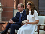 Kate Middleton e o príncipe William tiram seus sapatos para prestar respeito durante visita ao Gandhi Smriti, museu dedicado à memória de Mahatma Gandhi, em Nova Deli, na índia