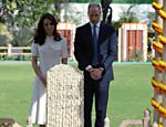 Kate Middleton e o príncipe William prestam condolências durante visita ao Gandhi Smriti, museu dedicado à memória de Mahatma Gandhi, em Nova Deli, na índia