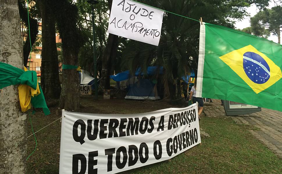 Acampamento pro-impeachment - Curitiba