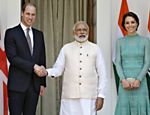 Primeiro-ministro da Índia, Narendra Modi aperta com força a mão do Príncipe William