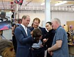 Os príncipes William e Harry se encontram com a atriz Daisy Ridley e brincam com molde da cabeça da atriz