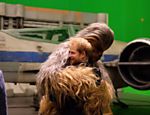 Chewbacca dá um abraço de wookie no príncipe Harry