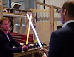 Príncipes Harry e William fazem duelo de sabre de luz nos estúdios do filme "Star Wars"