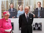 A rainha  Elizabeth 2ª e o Duque de Edimburgo passam por imagem feita para selo real durante visita ao Royal Mail Windsor, em Windsor